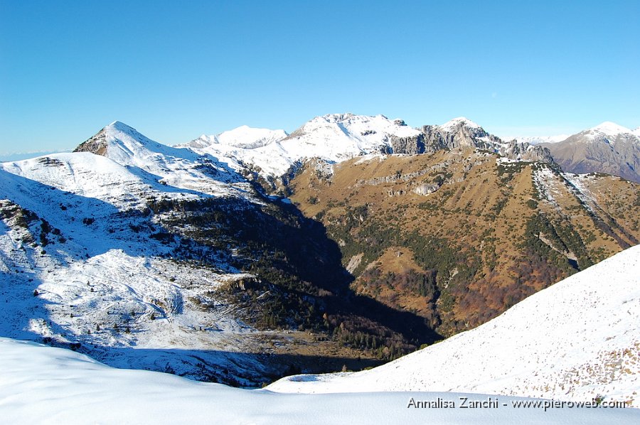 22 Neve sulle cime, colori autunnali in valle.JPG